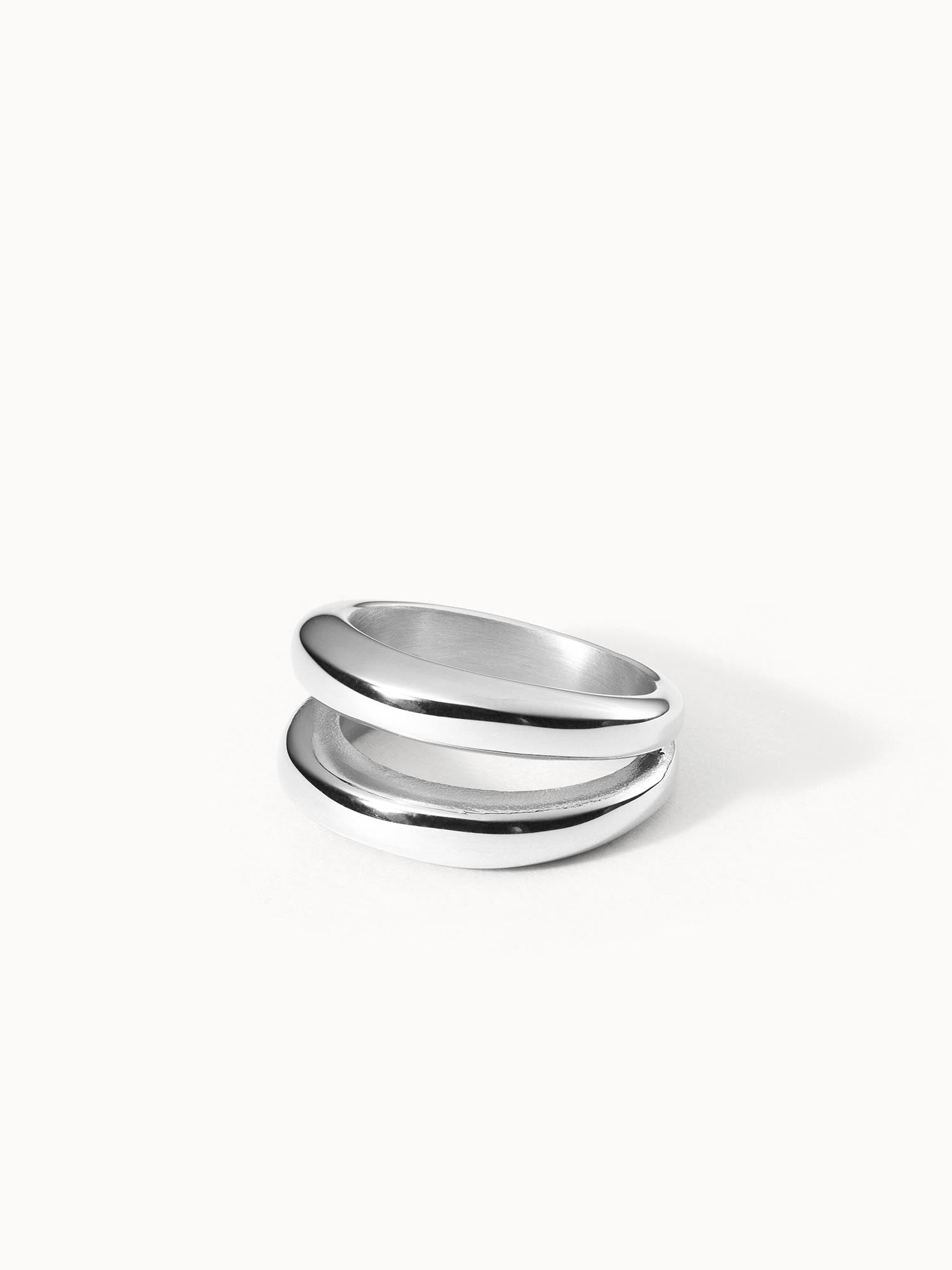 Silberner Ring mit geschwungenem Design von PURELEI, elegant und modern.