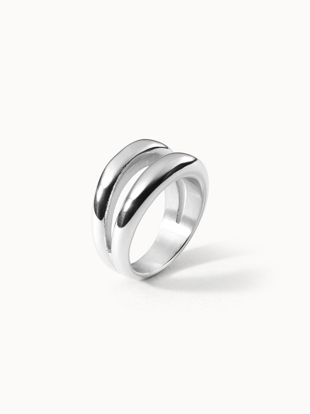 Silberner Ring mit geschwungenem Design von PURELEI, elegant und modern.