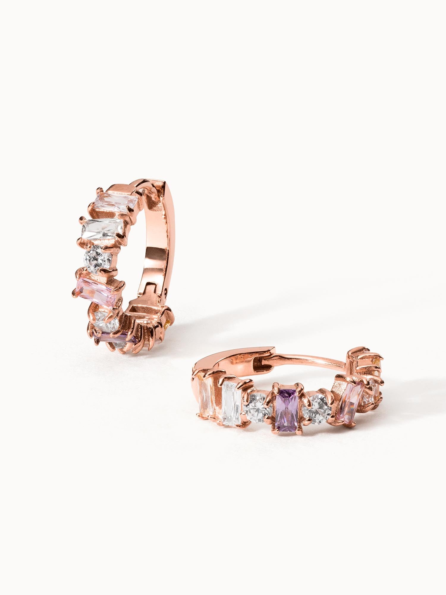 Roségoldene Creolen mit funkelnden Steinen von PURELEI, elegant und feminin.