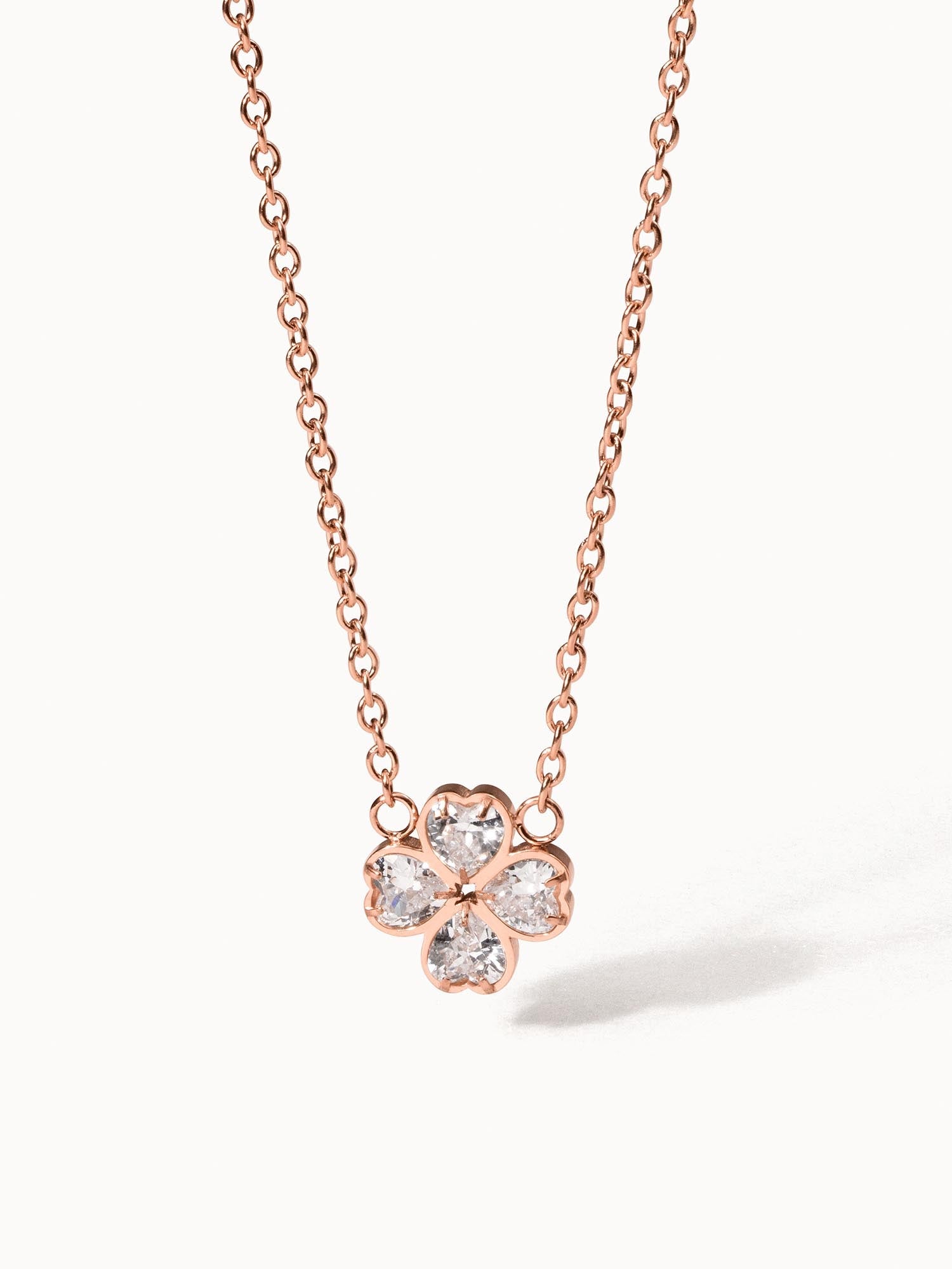 Roségoldene Kette mit blütenförmigem Anhänger und klaren Steinen von PURELEI.