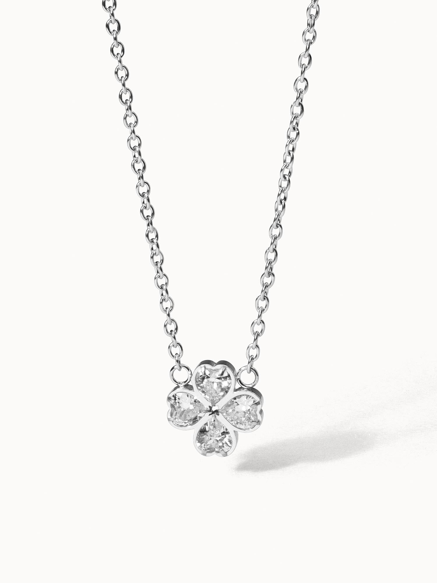 Silberne Kette mit herzförmigem, funkelndem Anhänger von PURELEI, elegant und feminin.