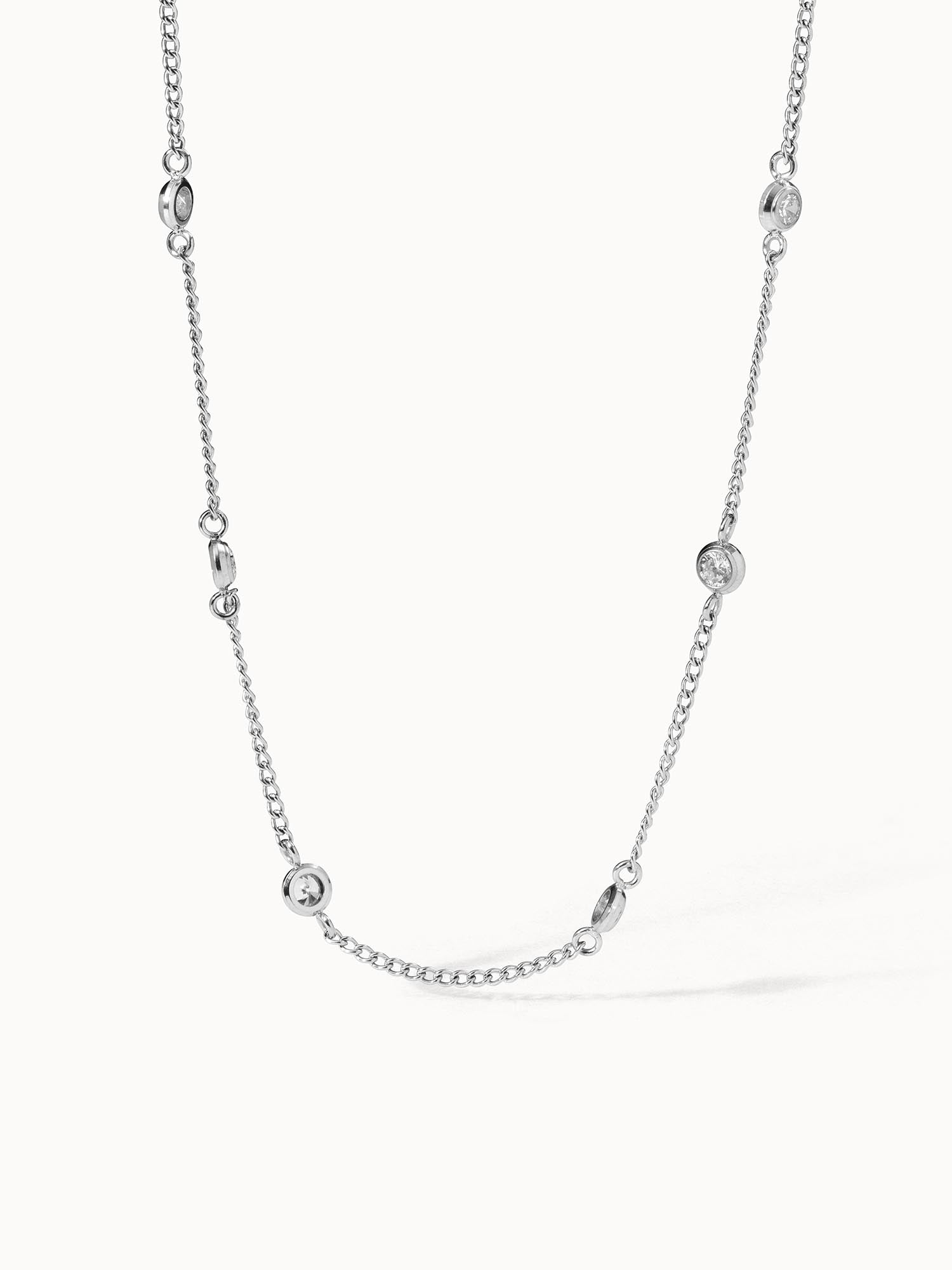 Silberne Kette mit funkelnden Elementen, elegant und modern, von PURELEI.