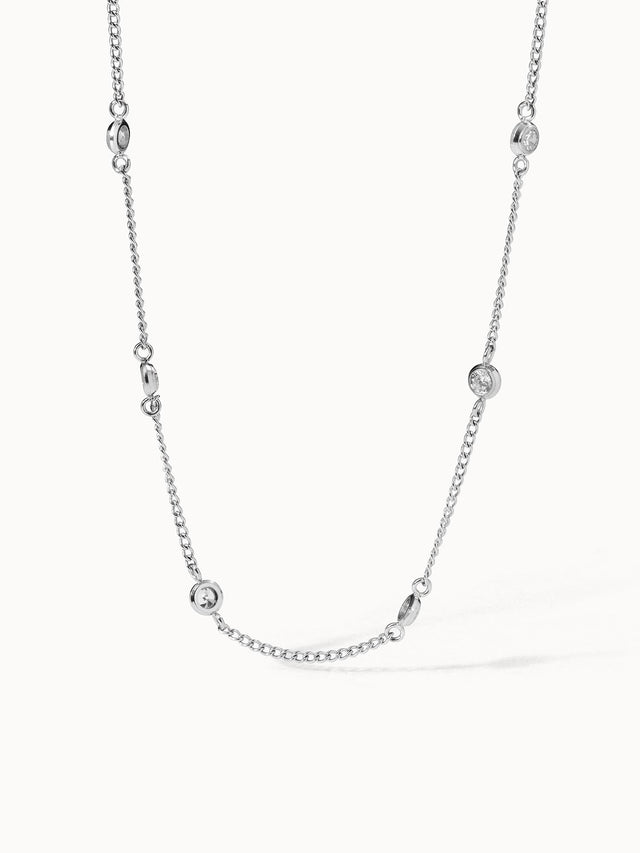 Silberne Kette mit funkelnden Elementen, elegant und modern, von PURELEI.