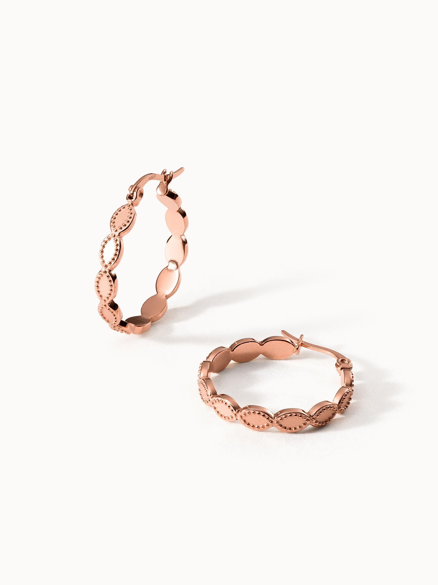 Roségoldene Creolen mit eleganter Wellenstruktur von PURELEI.