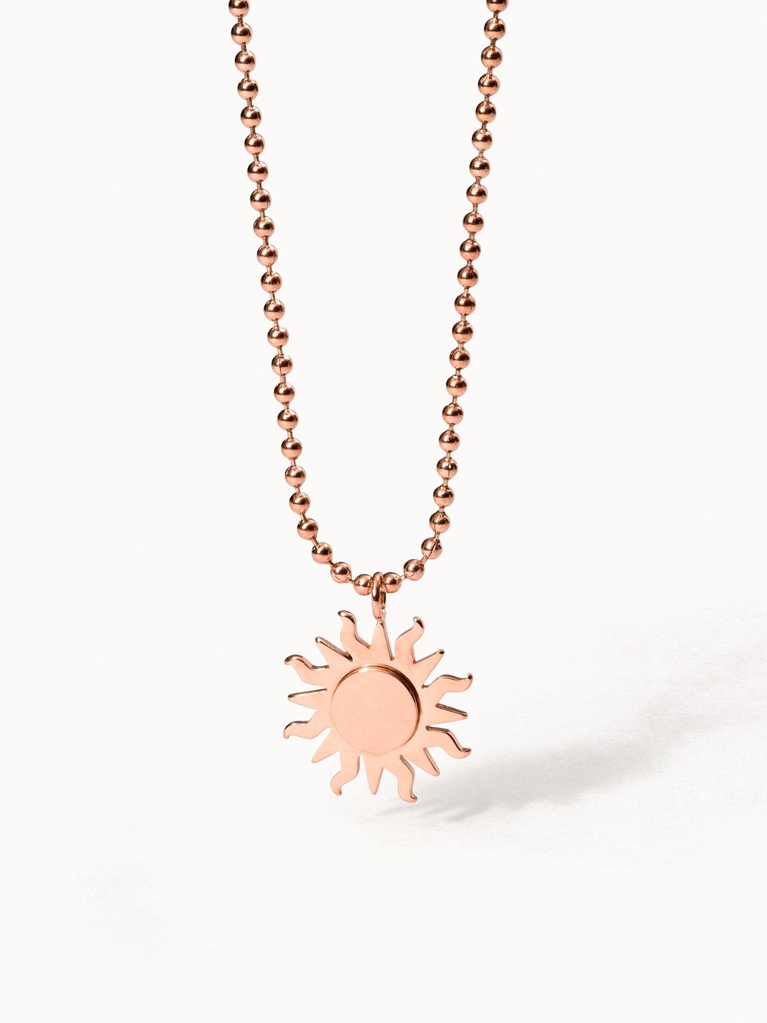 Roségoldene Kette mit Sonnenanhänger von PURELEI, elegant und strahlend.