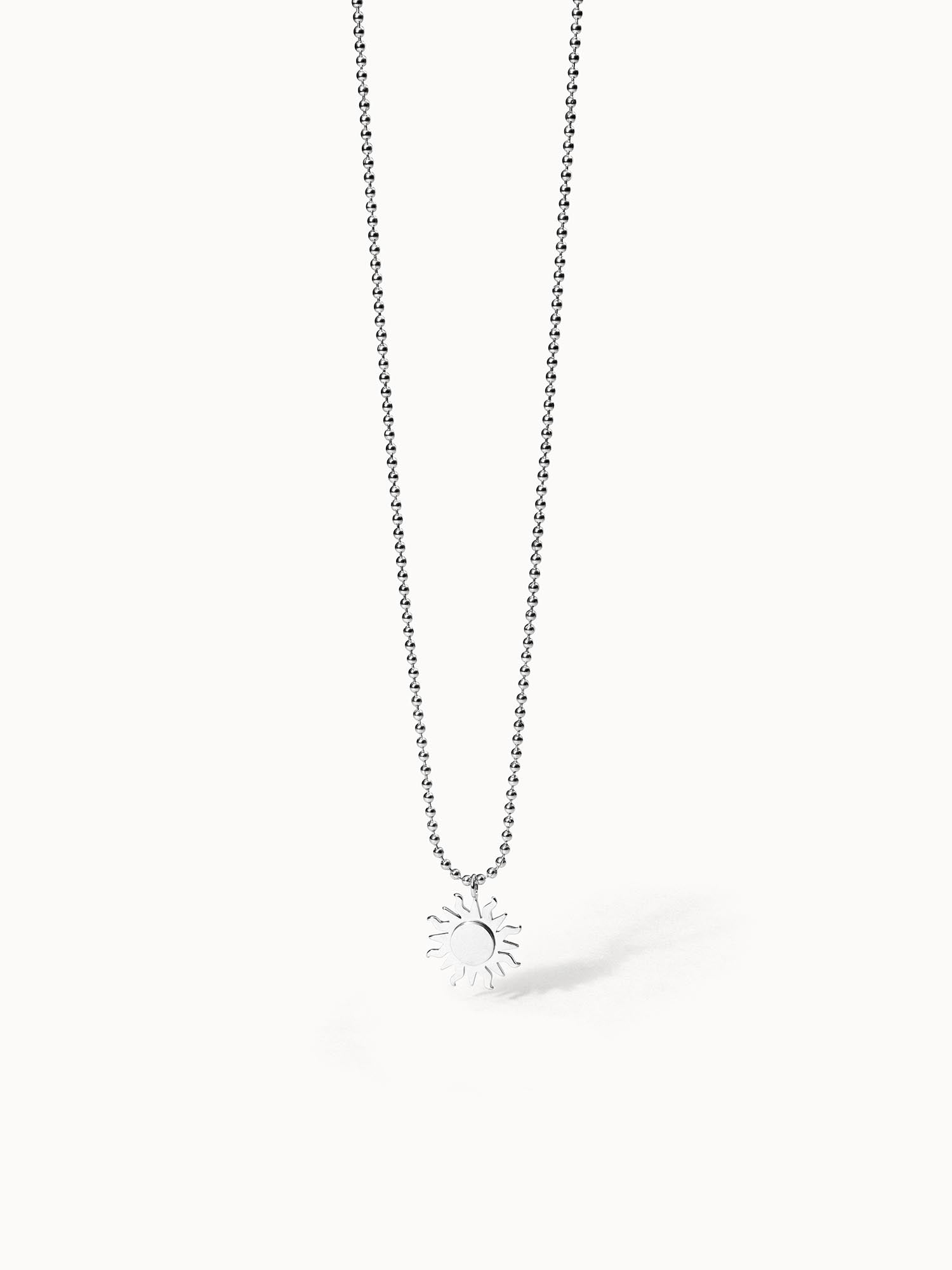 Silberne Kette mit Sonnenanhänger, PURELEI, elegant und strahlend.