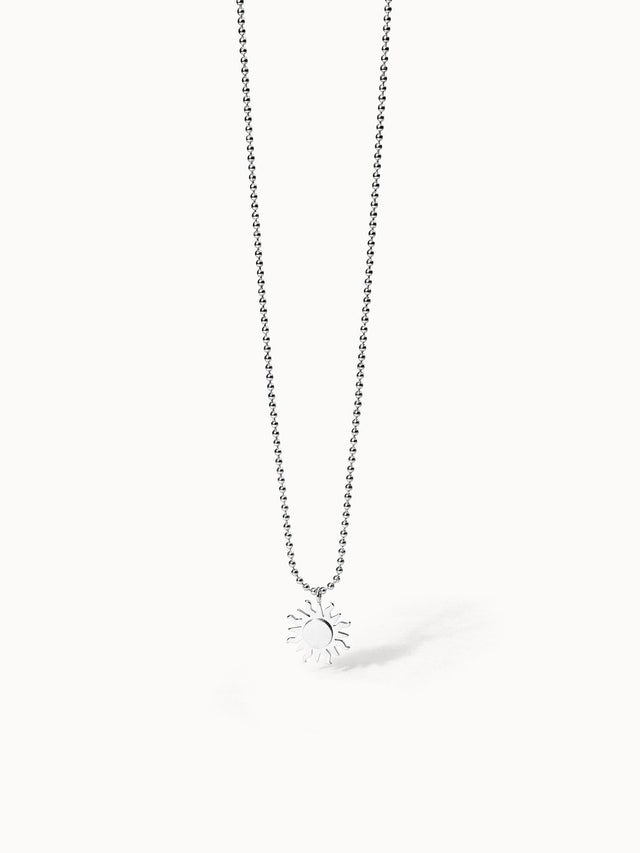 Silberne Kette mit Sonnenanhänger, PURELEI, elegant und strahlend.
