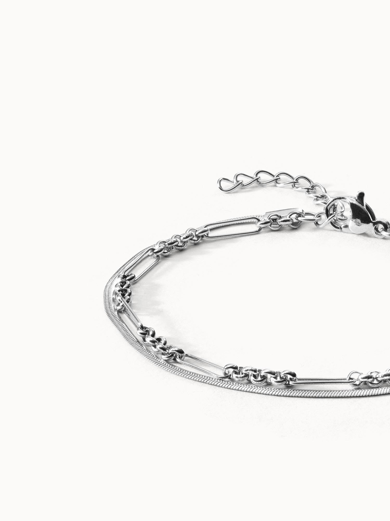 Silbernes Armband mit feinen Kettendesigns von PURELEI, elegant und modern.