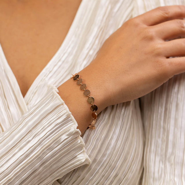 Kalani Armband in 18K Gold mit kleinen Plättchen, elegant am Handgelenk getragen – PURELEI, feminin und leicht.