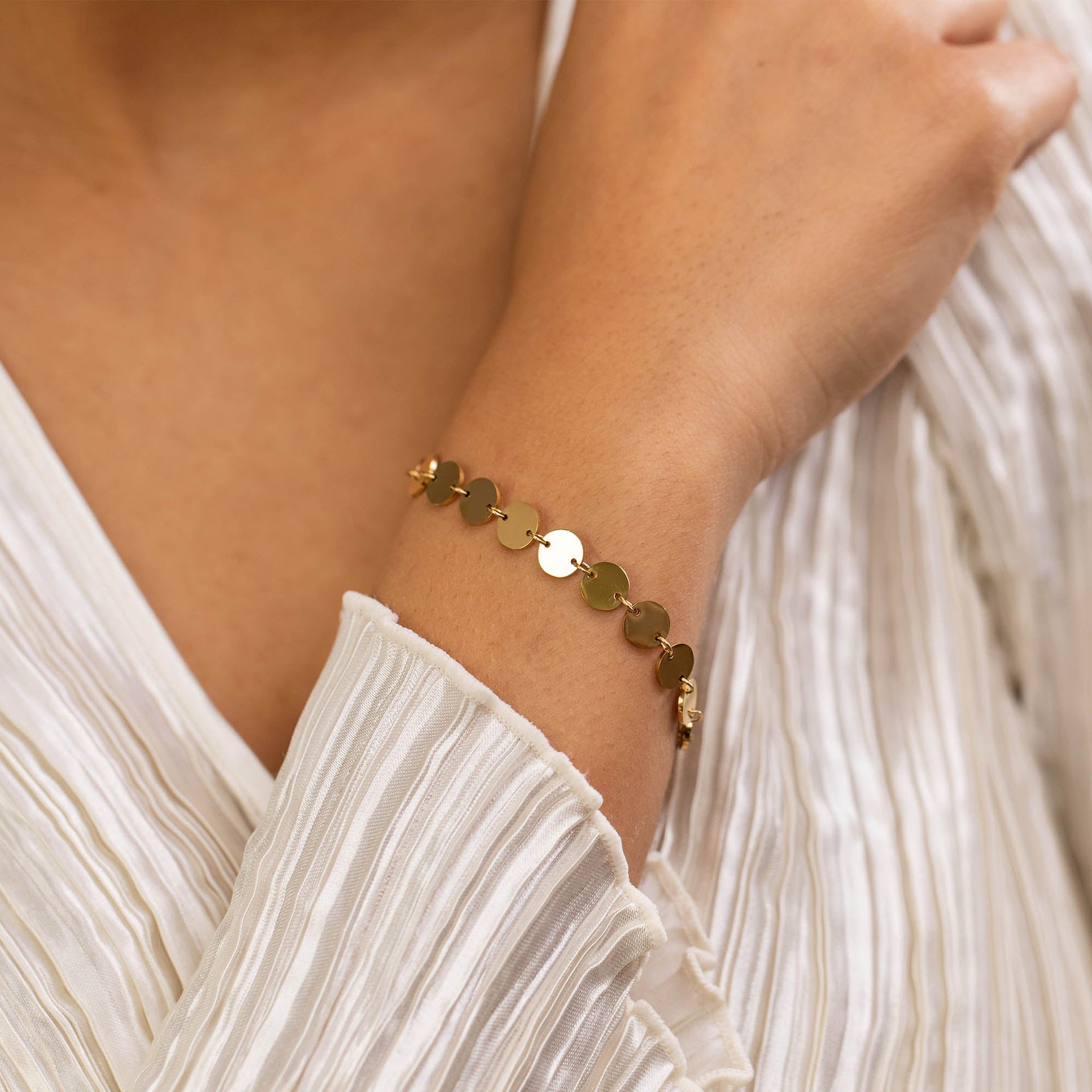 Kalani Armband von PURELEI, goldfarben mit kleinen Plättchen, elegant am Handgelenk, inspiriert von hawaiianischer Leichtigkeit.