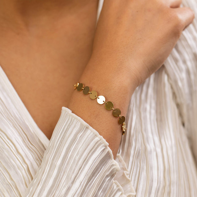 Kalani Armband von PURELEI, goldfarben mit kleinen Plättchen, elegant am Handgelenk, inspiriert von hawaiianischer Leichtigkeit.