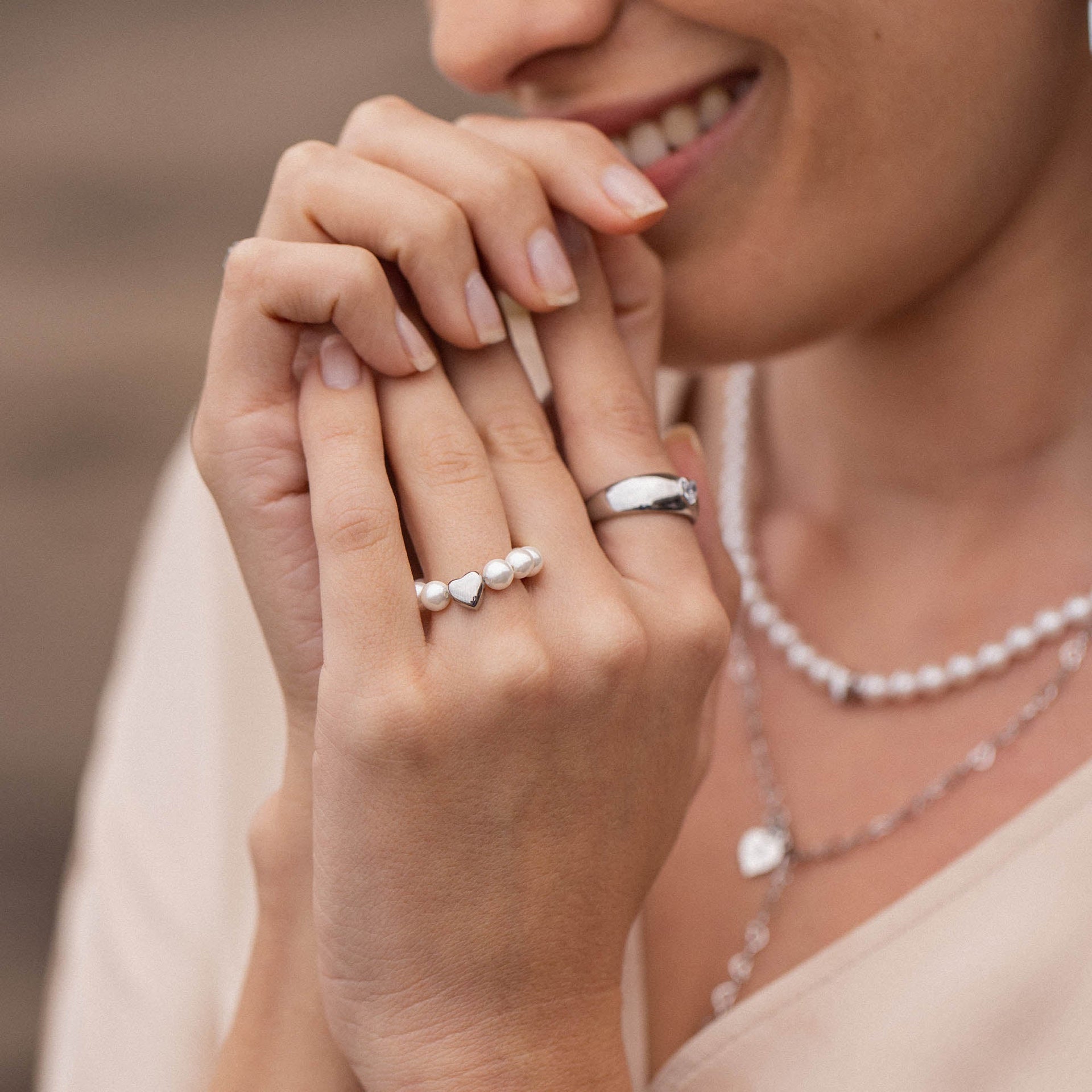 PURELEI Anxiety Lovely Ring aus Silber mit Muschelperlen und Herz, elegant getragen für feminine Leichtigkeit.