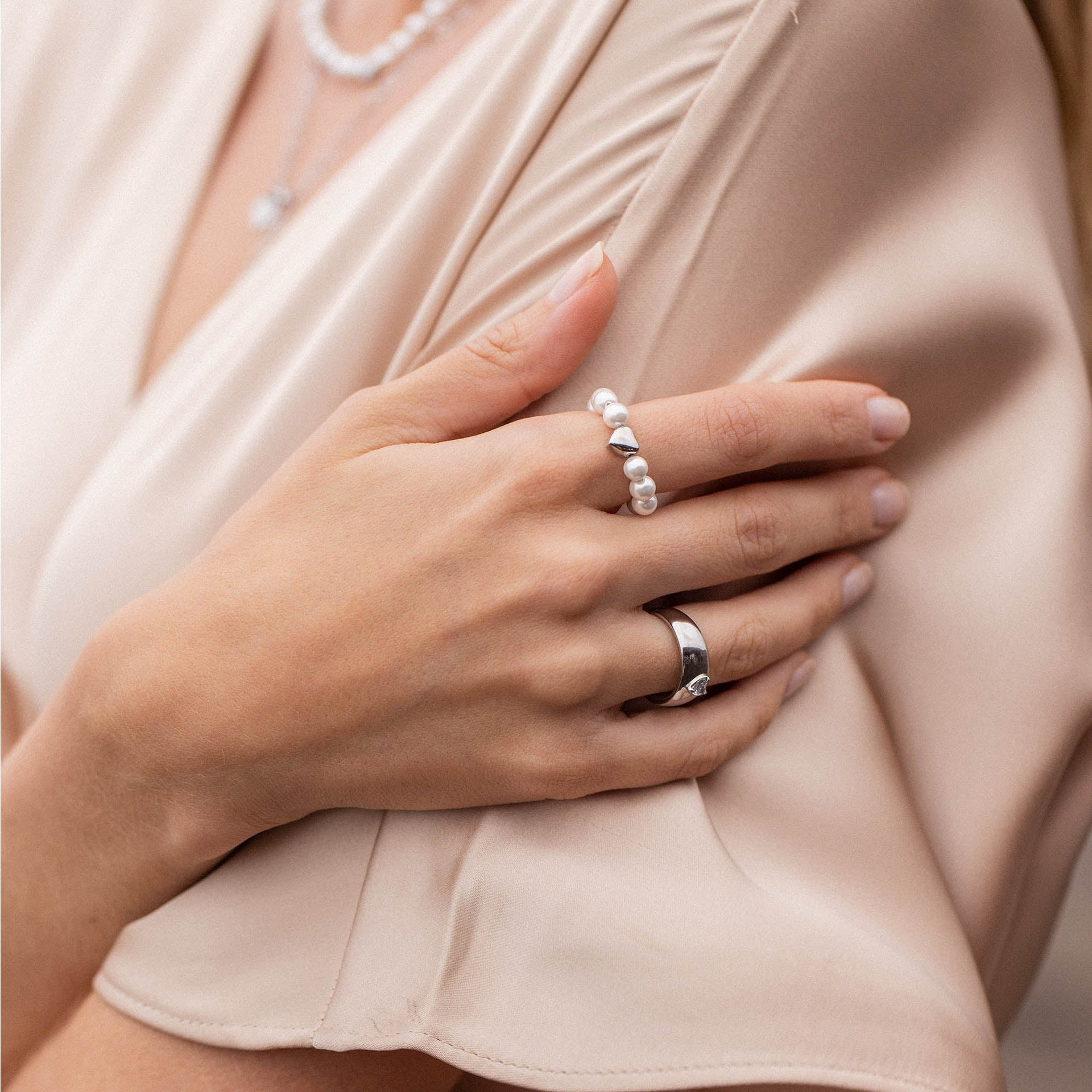 PURELEI Anxiety Lovely Ring mit Muschelperlen und Herz silber am zarten Handgelenk, feminine Eleganz und Island-Spirit.