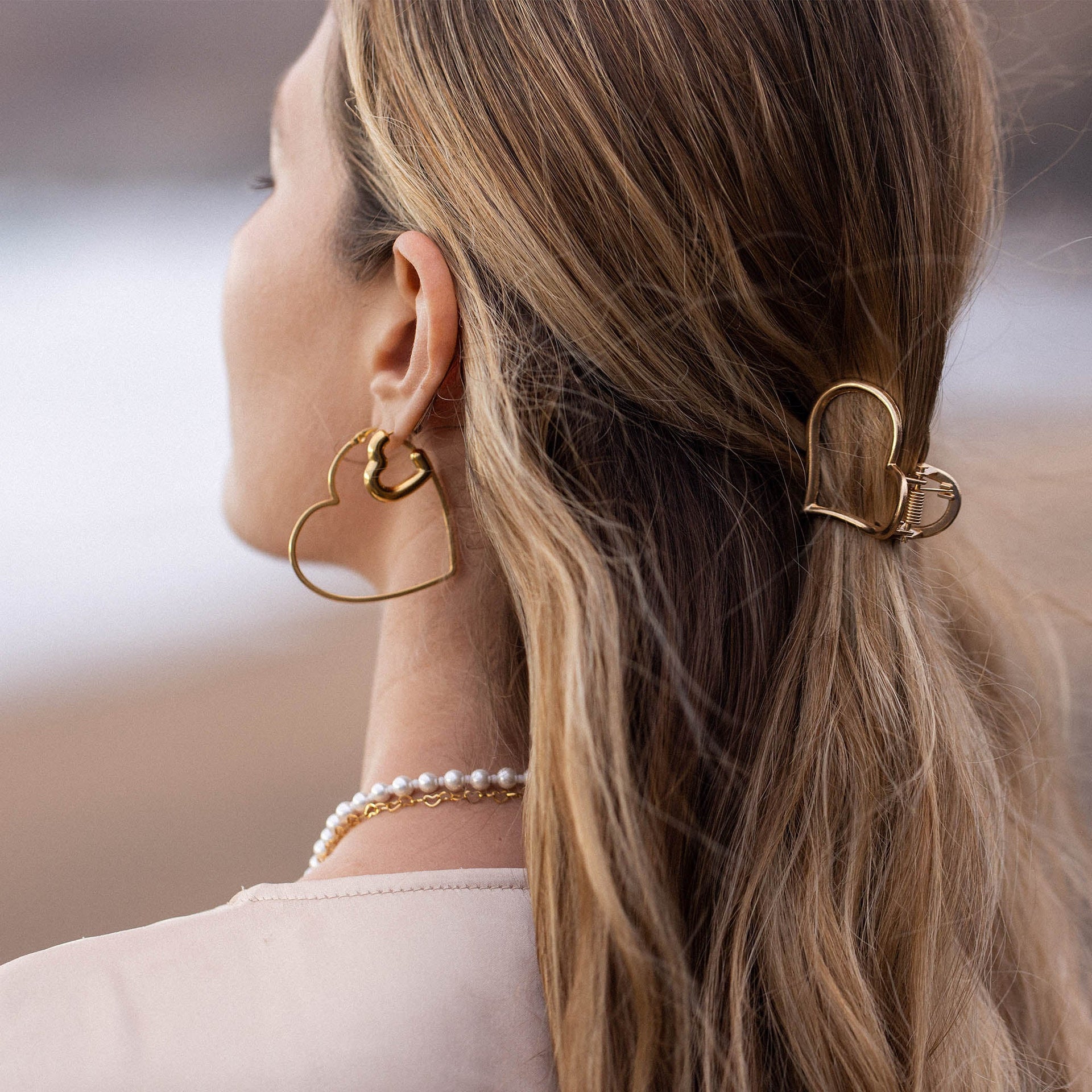 Big Love Haarklammer aus goldener Zinklegierung, herzförmig, elegant im Haar getragen von PURELEI