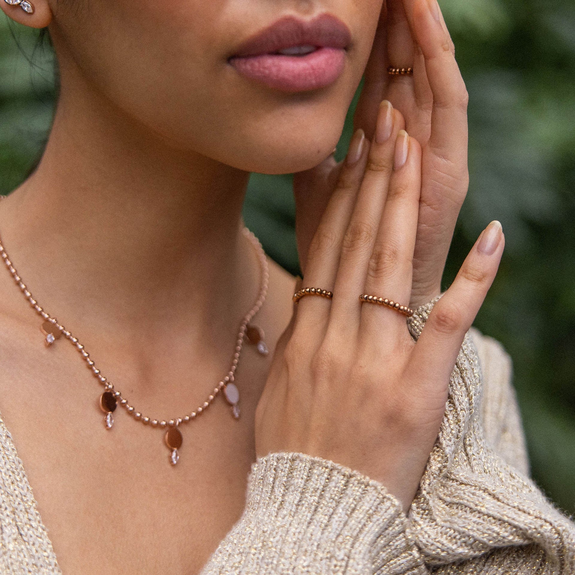 Roségoldene Kette mit Anhängern und Ringen, getragen in natürlicher Umgebung – PURELEI.