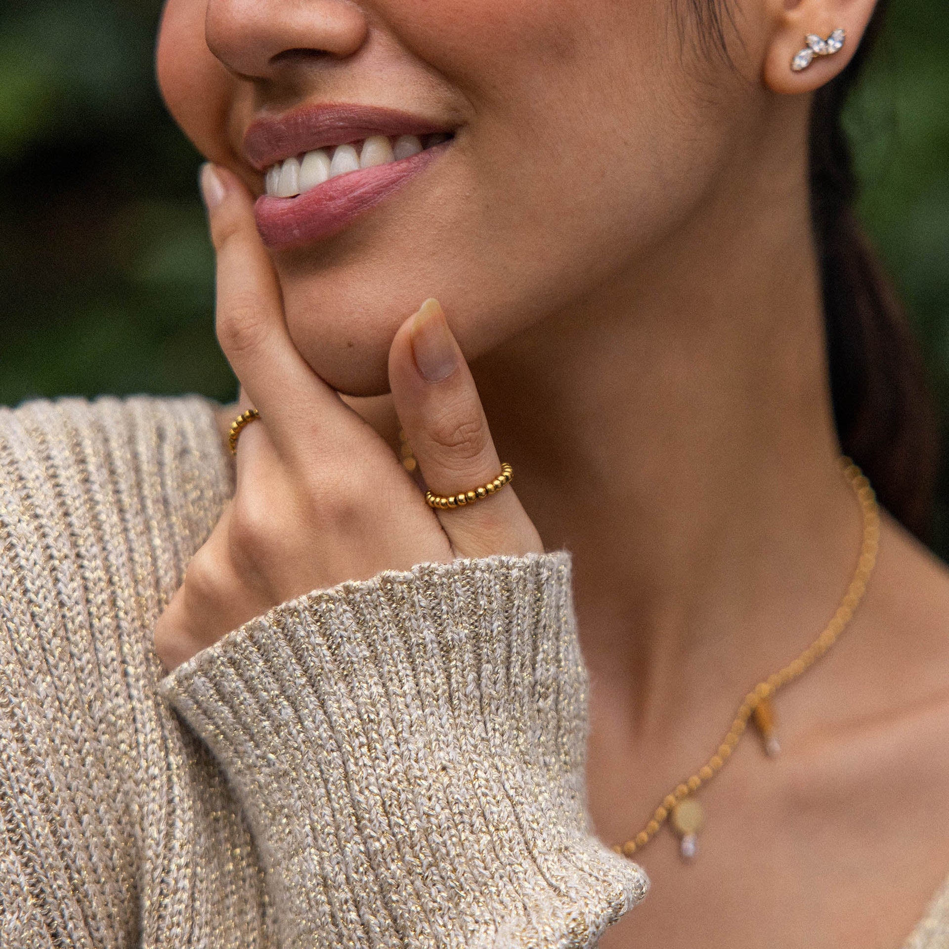Roségoldenes PURELEI Ring-Set und Kette, getragen mit lässigem Pullover, natürliche Eleganz.