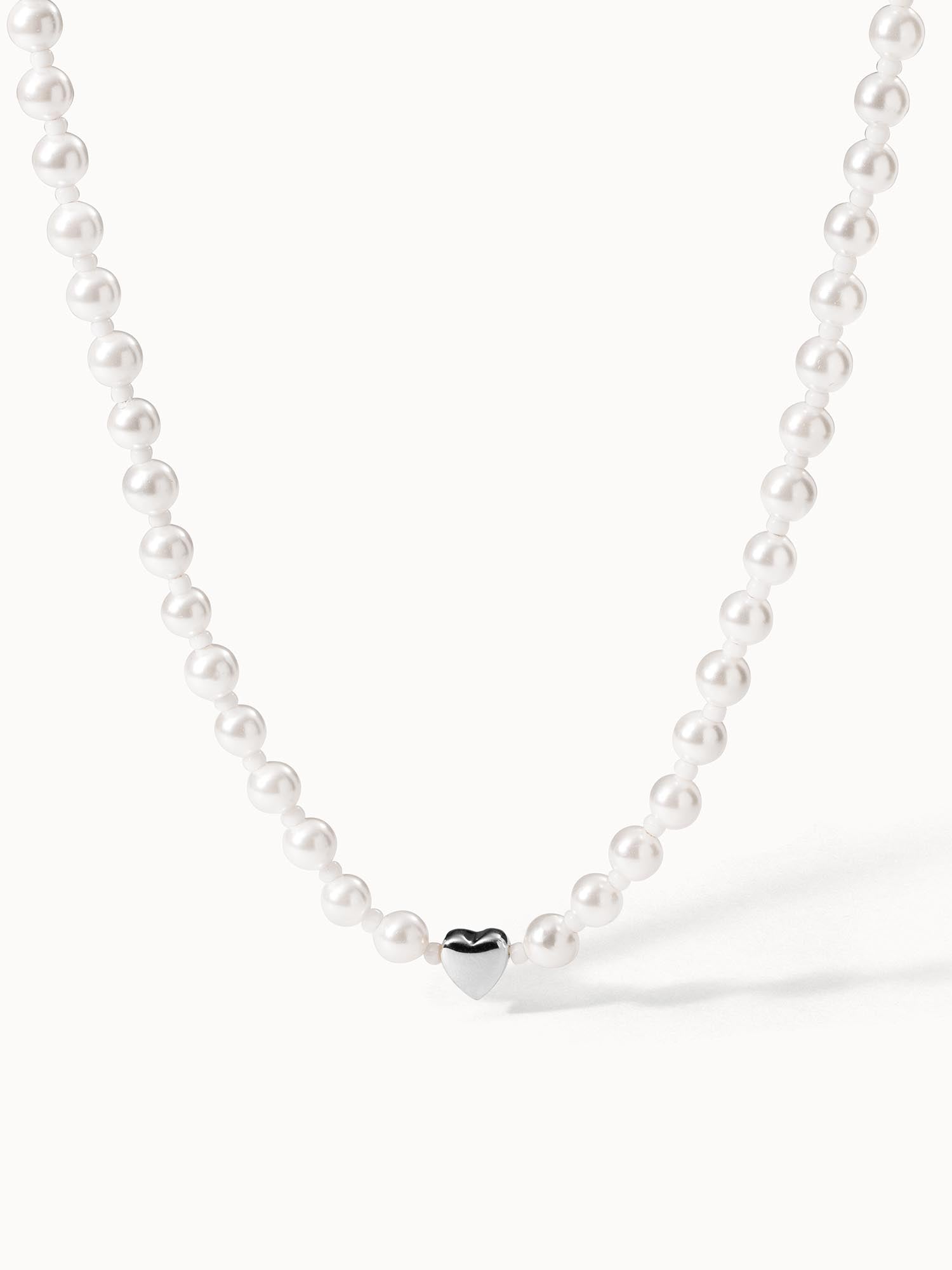 Perlenkette mit Herzanhänger in Silber und Weiß von PURELEI, elegant und feminin.