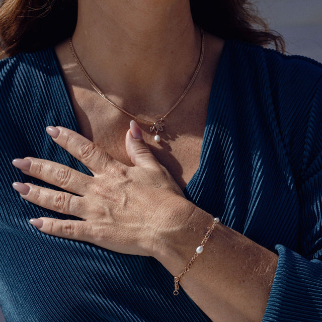 Roségoldene Kette mit Lotus-Anhänger und Armband, PURELEI, elegant und feminin.