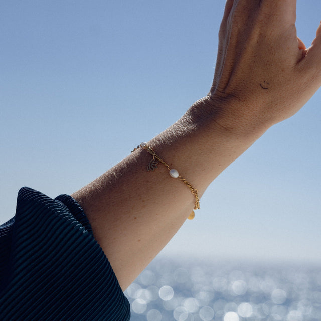 Roségoldenes Armband mit Perle, getragen am Handgelenk, PURELEI inspiriert von Aloha-Vibes.