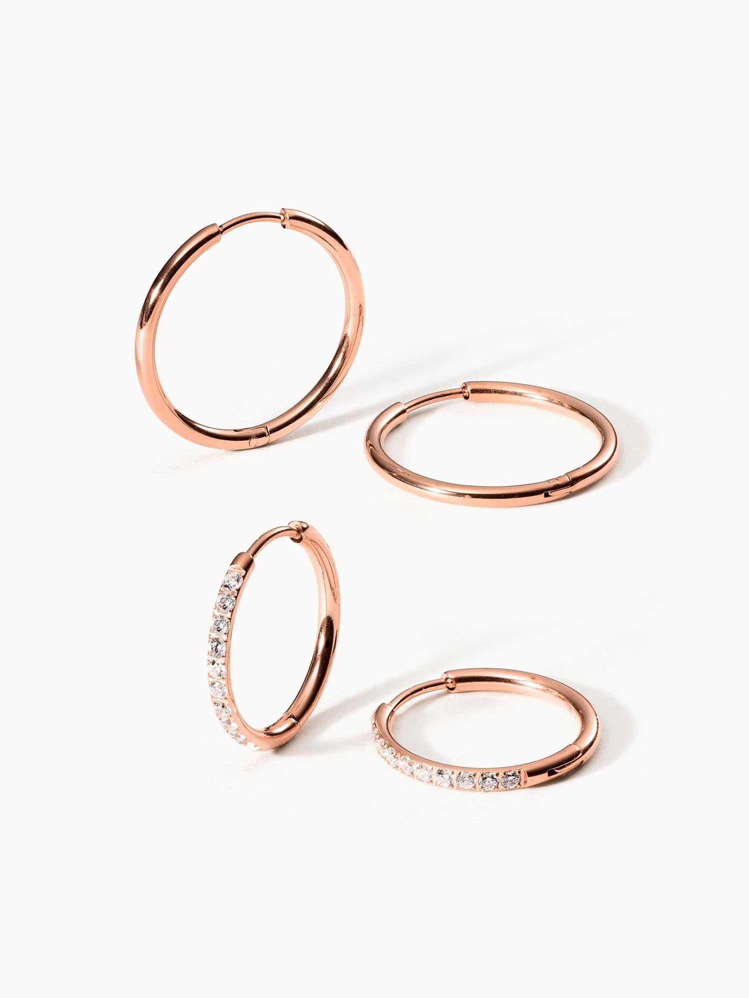 Roségoldene Creolen mit funkelnden Zirkonia von PURELEI, elegant und modern.