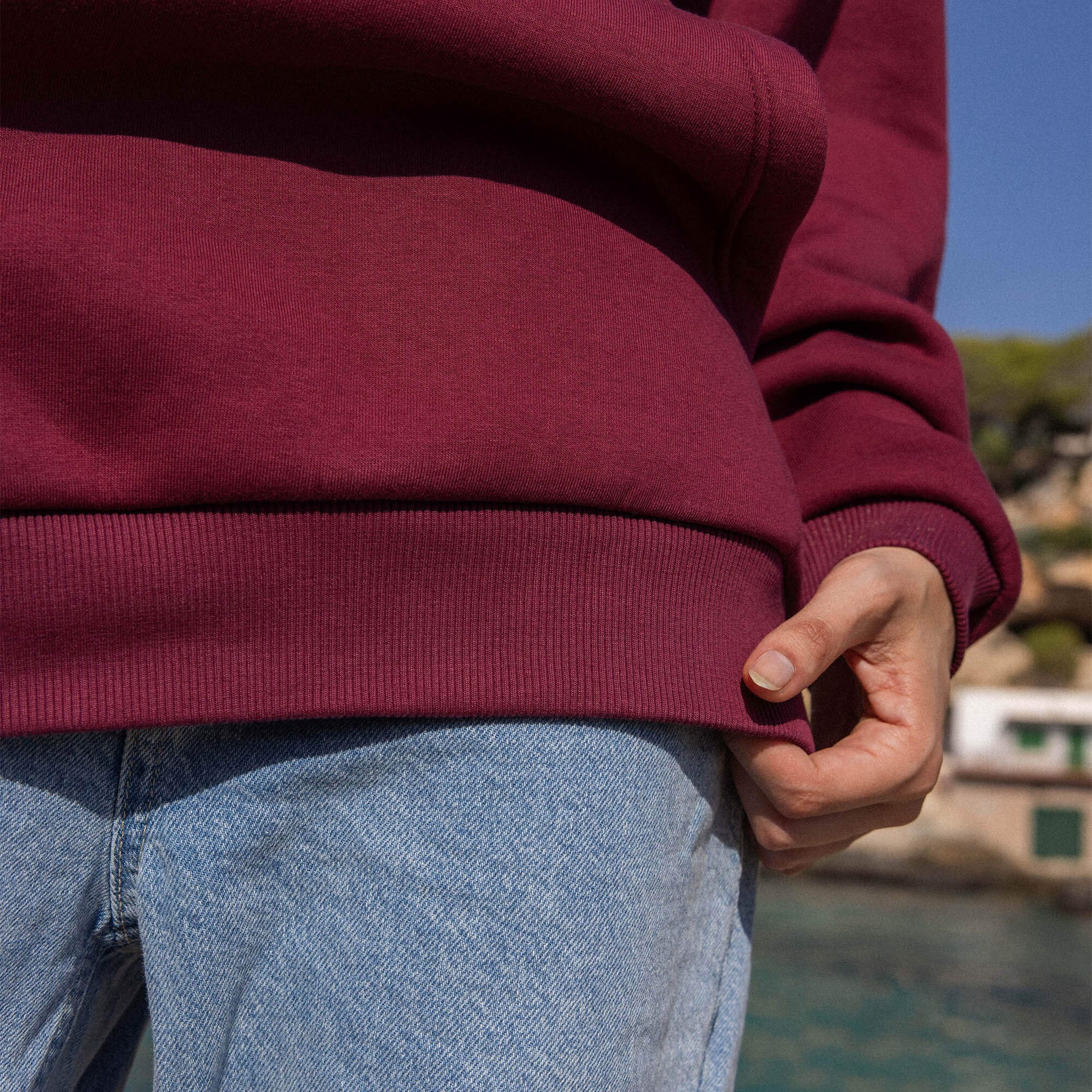 Locker sitzender PURELEI Endless Summer Hoodie in weinrot aus Baumwollmix, inspiriert von sommerlicher Leichtigkeit und Inselspirit.