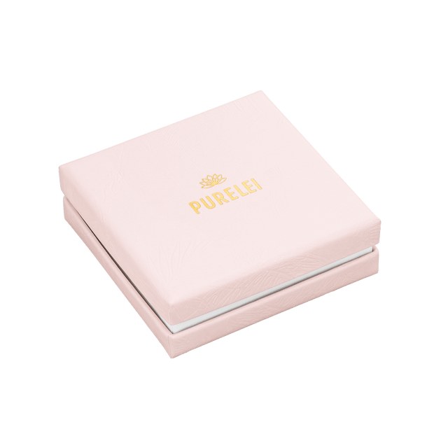 PURELEI Verpackung in zartem Rosa mit goldfarbenem Logo, elegant und feminin, passend zur Akala Kette.