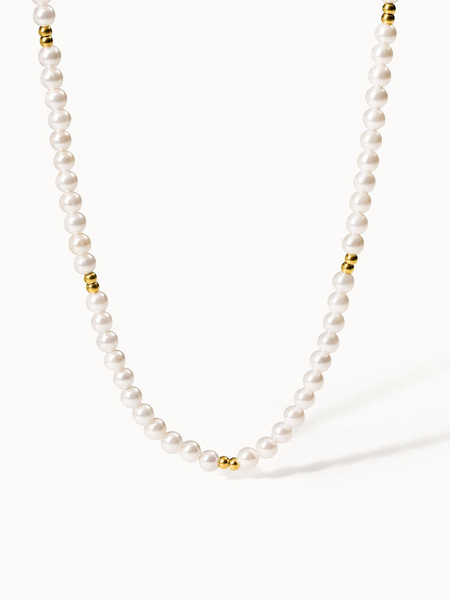 Perlenkette mit goldenen Akzenten von PURELEI, elegant und feminin.