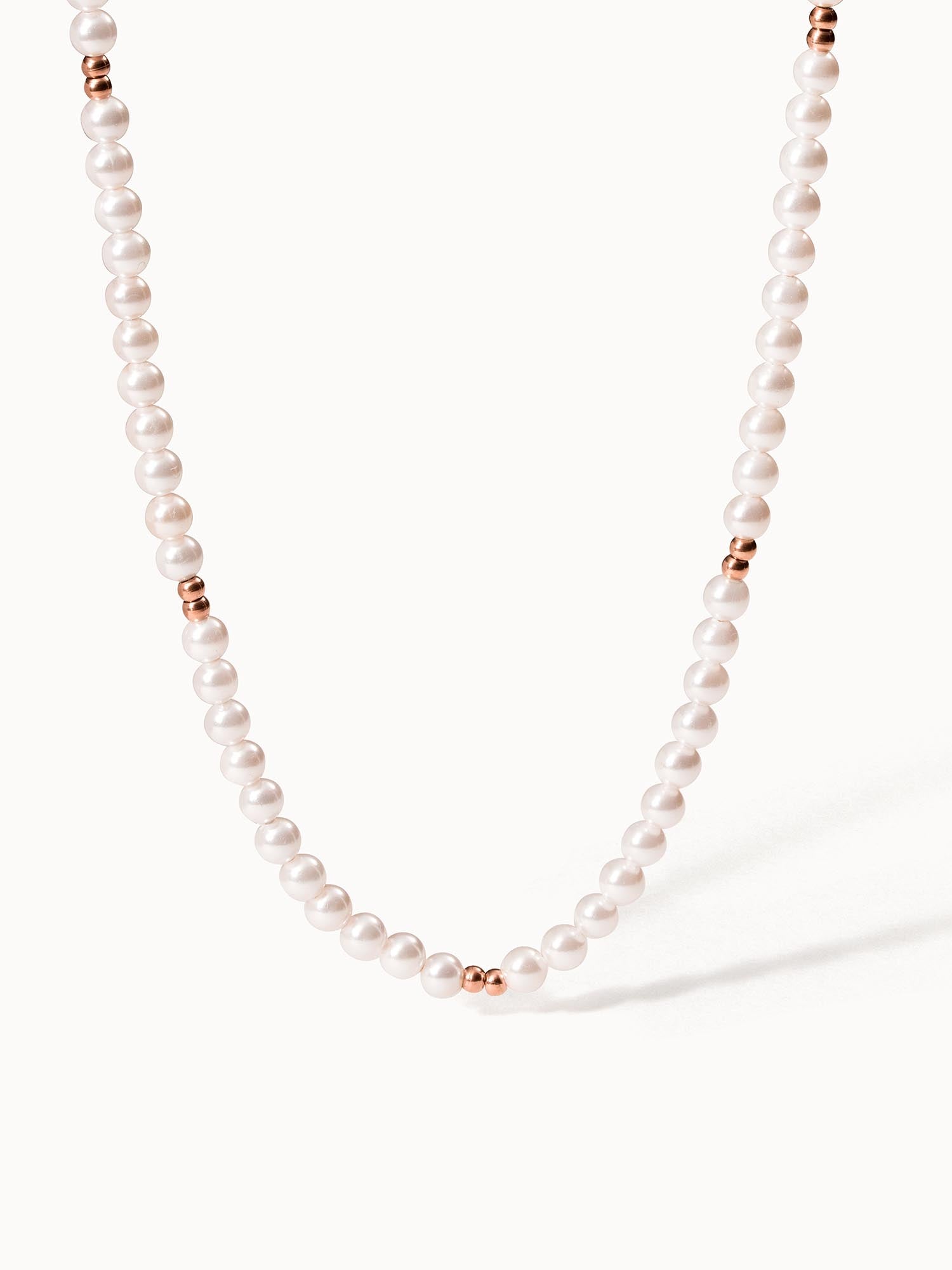 Perlenkette mit roségoldenen Akzenten von PURELEI, elegant und feminin.