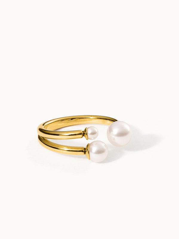 Goldener Ring mit zwei Perlen, elegant und feminin, von PURELEI.