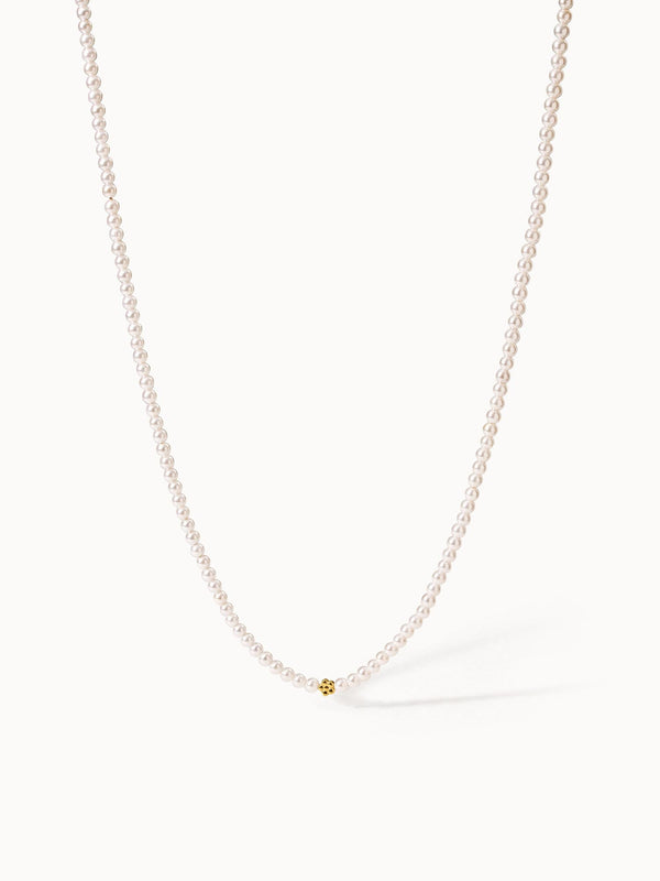 Perlenkette mit goldenem Detail, elegant und feminin, von PURELEI.