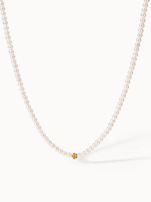 Perlenkette mit goldener Akzentperle, elegant und feminin, von PURELEI.