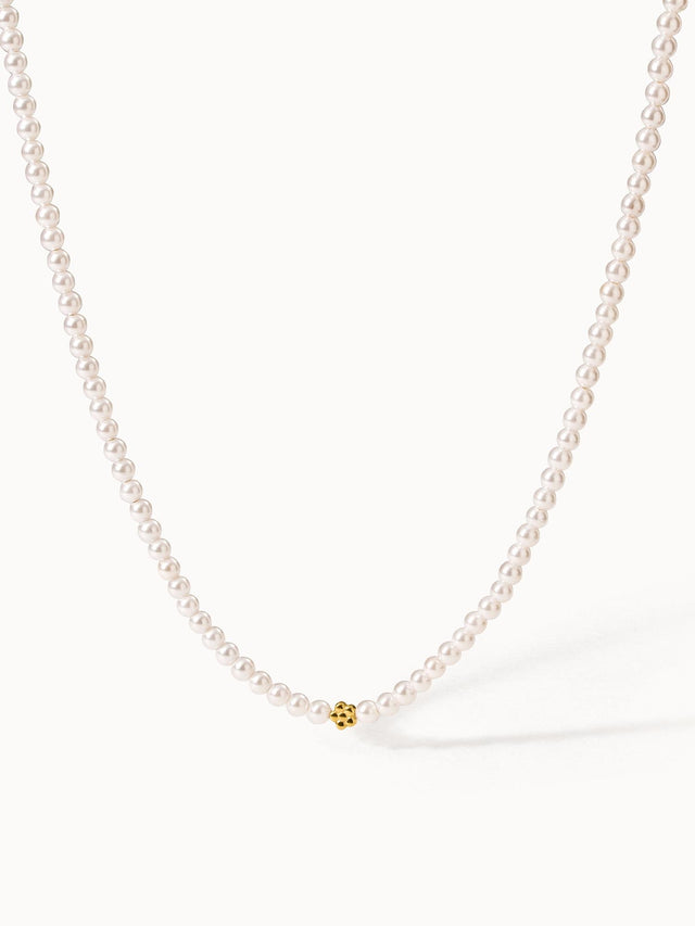 Perlenkette mit goldener Akzentperle, elegant und feminin, von PURELEI.