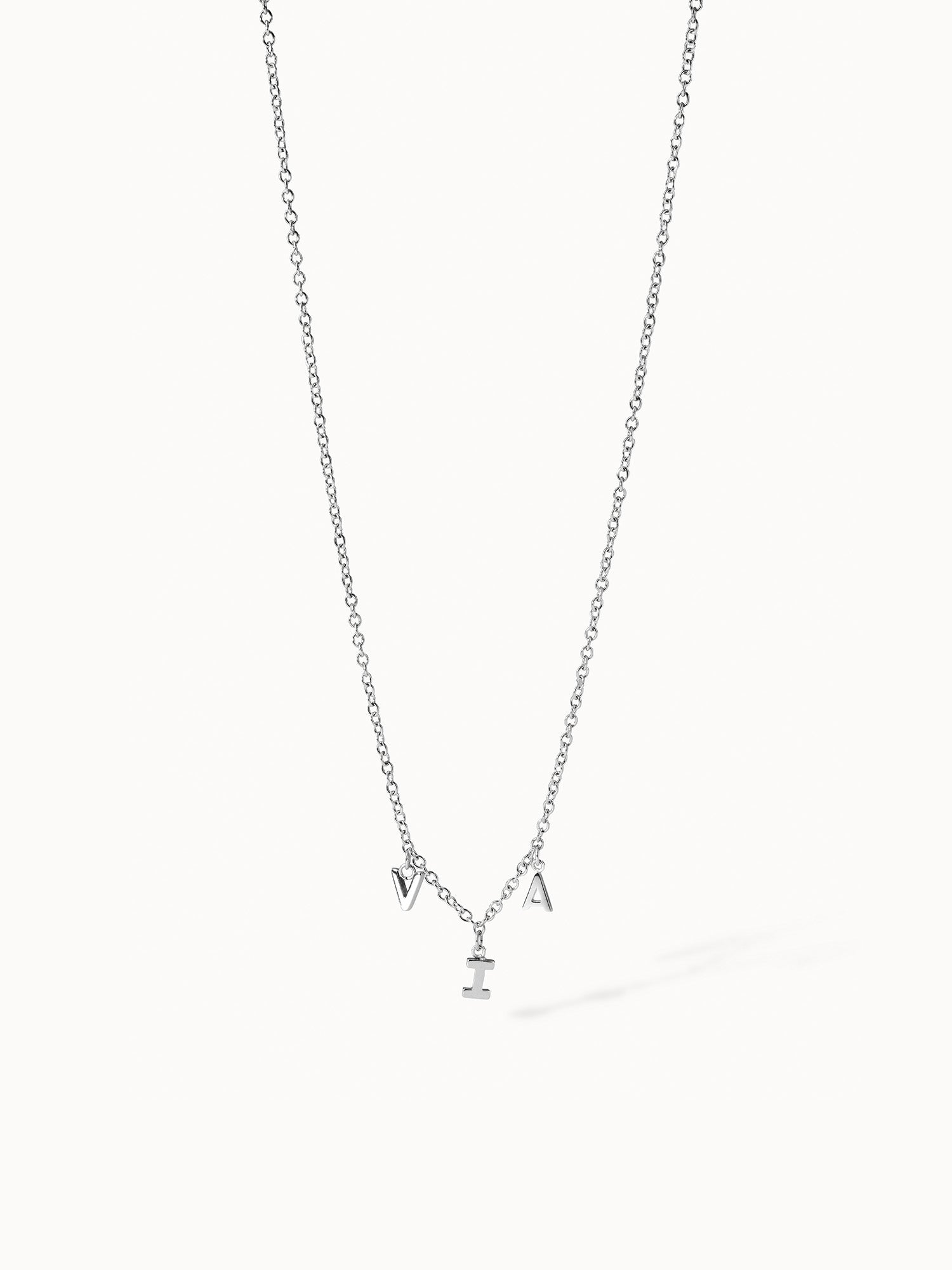 Silberne Kette mit Buchstabenanhängern, elegant und modern, von PURELEI.