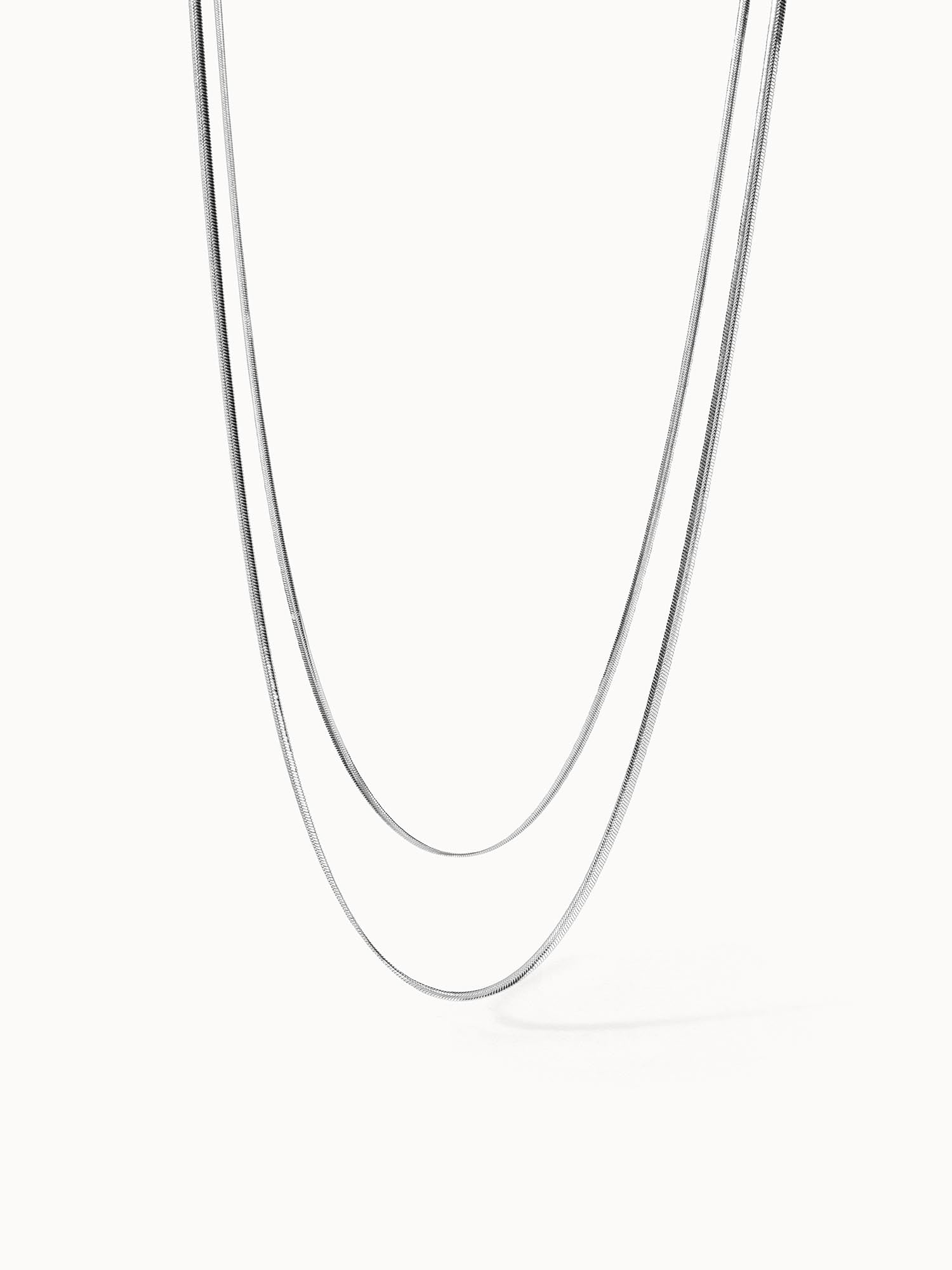 Zweireihige Silberkette von PURELEI, elegant und modern, auf weißem Hintergrund.