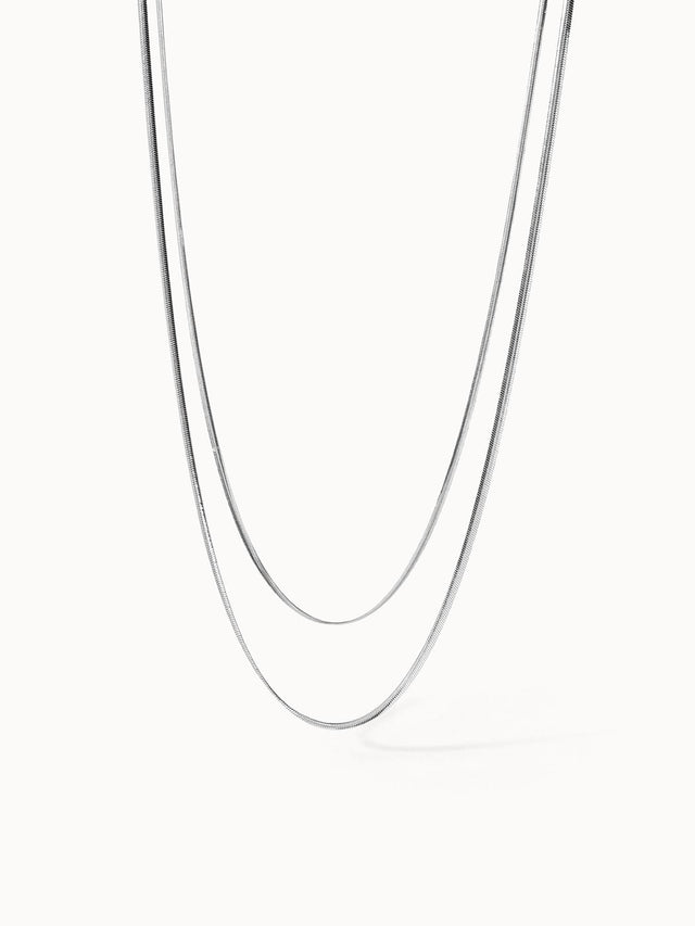 Zweireihige Silberkette von PURELEI, elegant und modern, auf weißem Hintergrund.