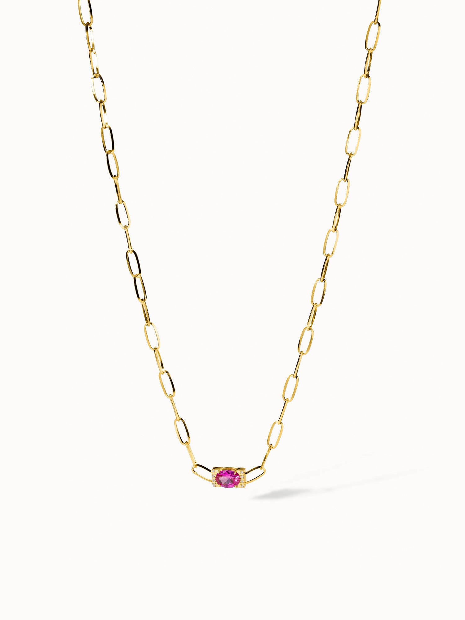 Goldene Kette mit pinkem Stein, elegant und modern, von PURELEI.