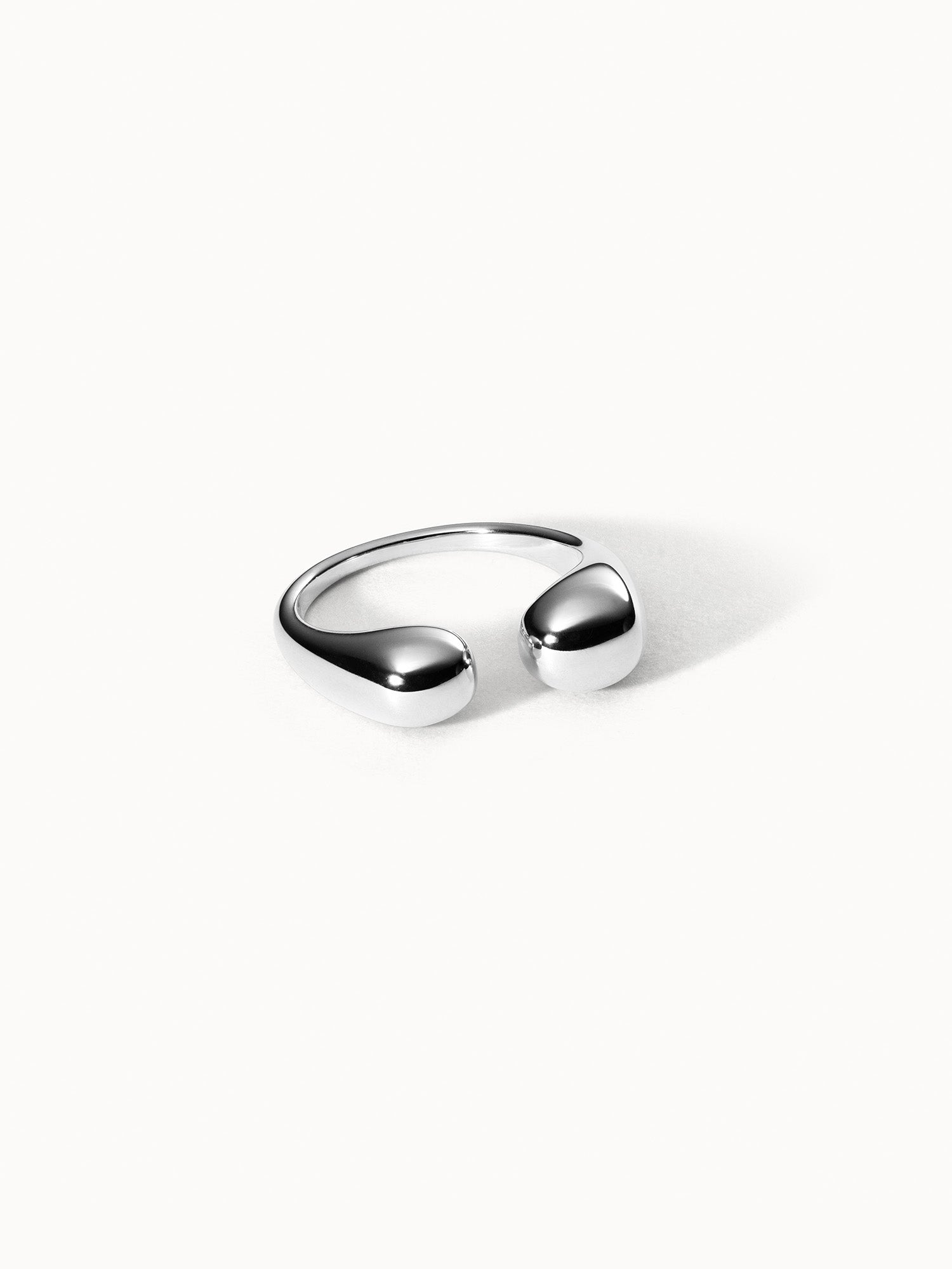 Silberner Ring mit glänzendem, tropfenförmigem Design von PURELEI, elegant und modern.