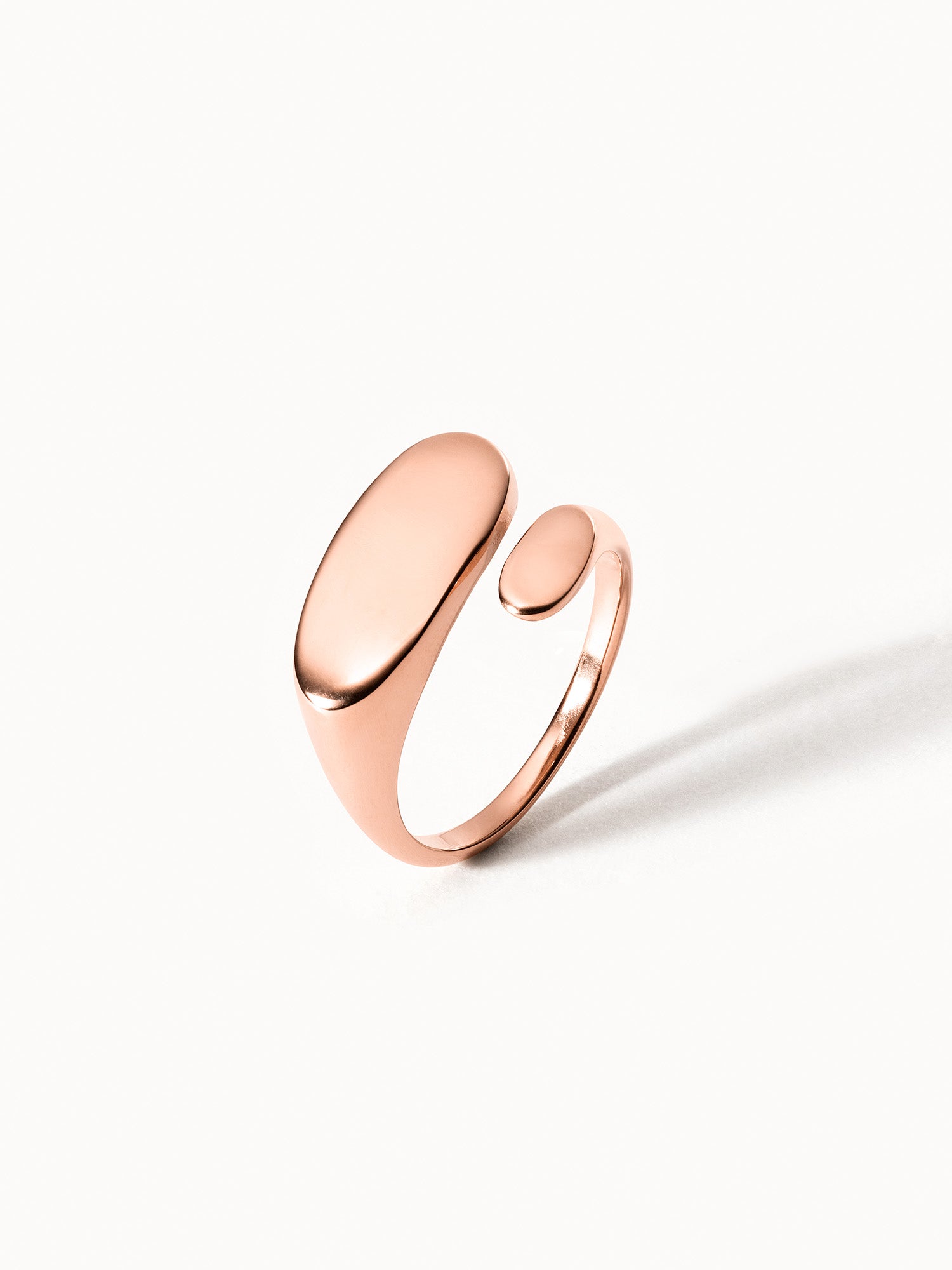 Roségoldener Ring mit fließendem Design von PURELEI, elegant und modern.
