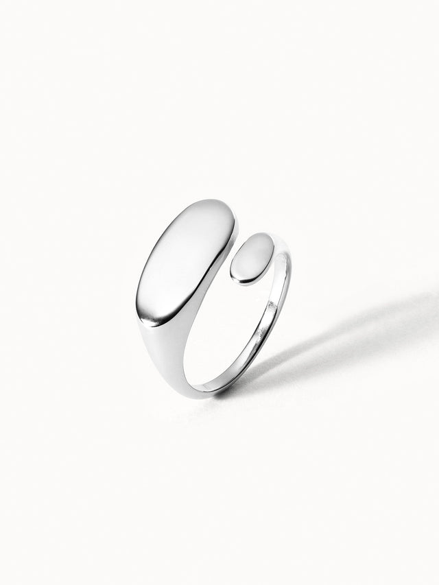 Silberner Ring mit organischem Design von PURELEI, elegant und modern.