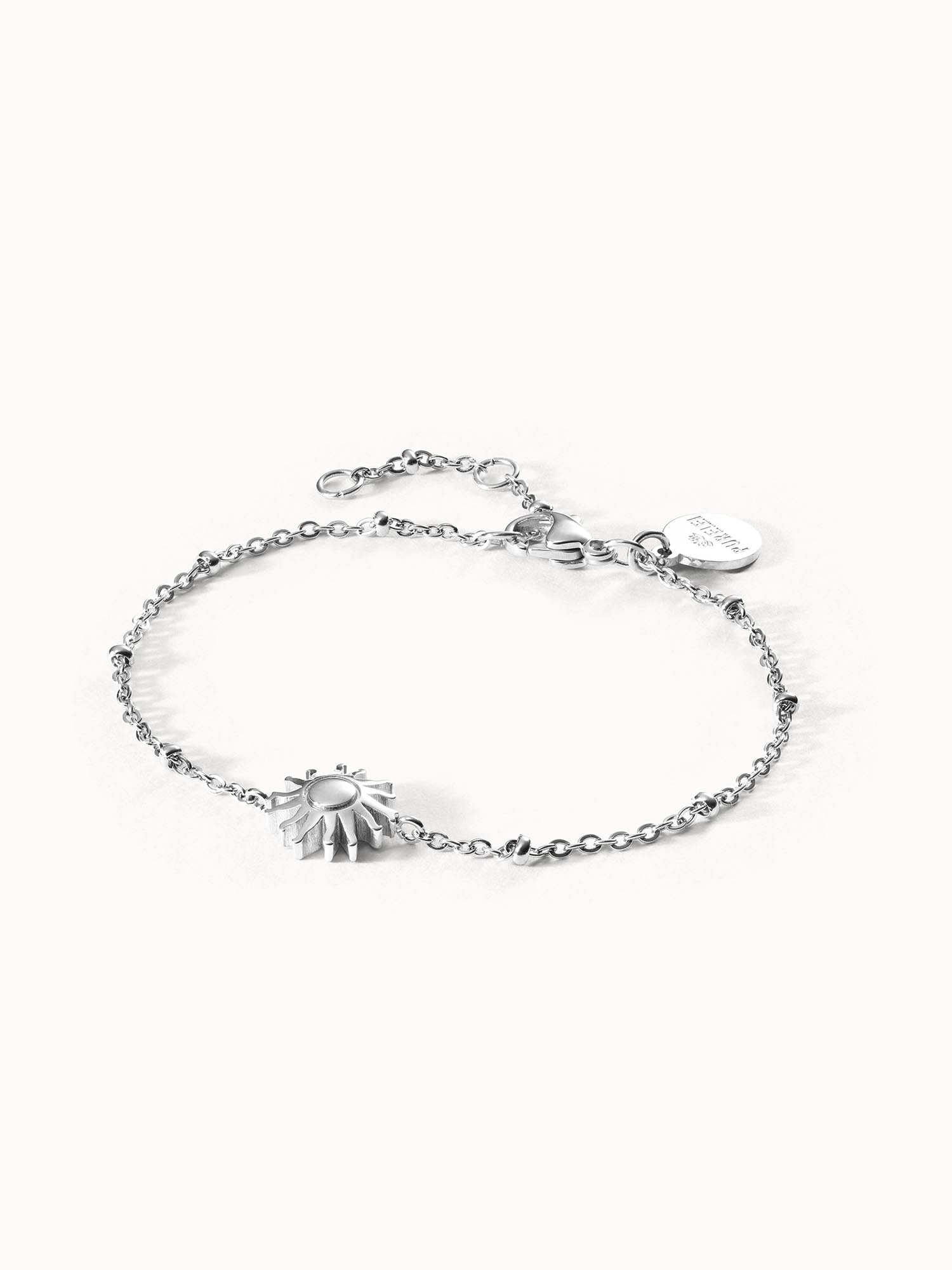 Silbernes Armband mit Sonnenmotiv, elegant und modern, von PURELEI.
