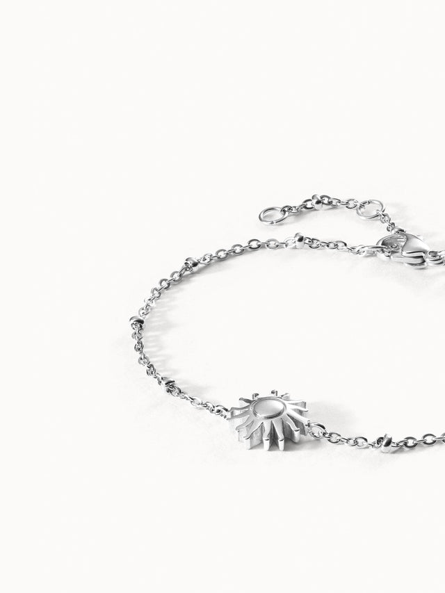 Silbernes Armband mit Sonnenmotiv, elegant und modern, von PURELEI.