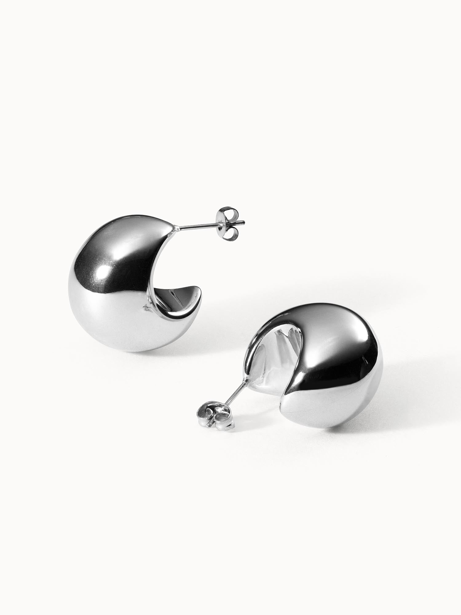 Silberne Creolen mit glänzender Oberfläche von PURELEI, modern und elegant.