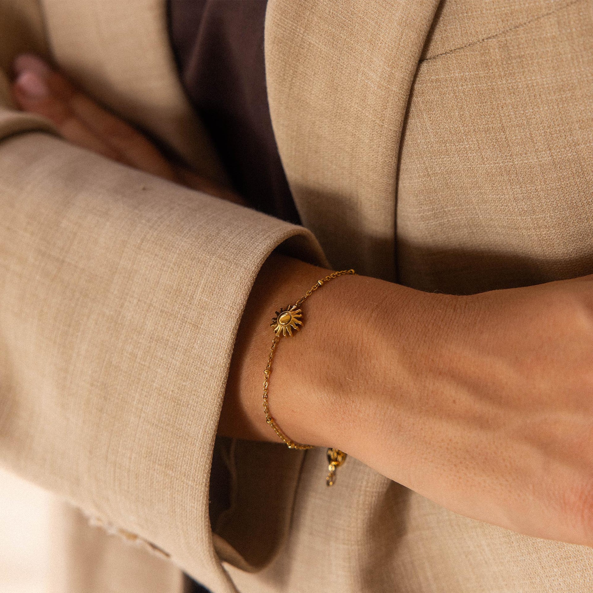 Roségoldenes Armband mit Sonnenmotiv, elegant am Handgelenk getragen – PURELEI.