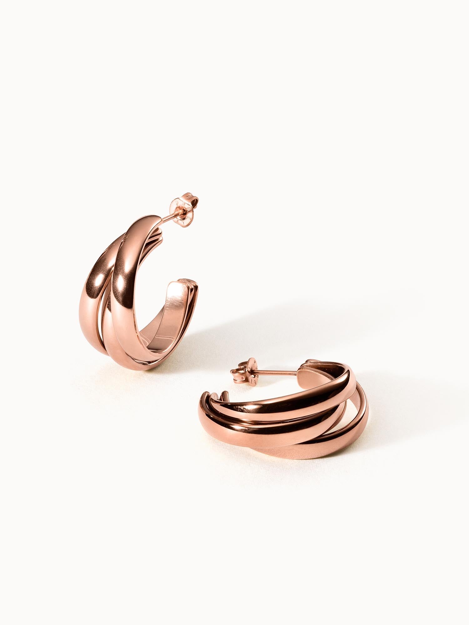 Roségoldene Creolen mit geschwungenem Design von PURELEI, elegant und modern.