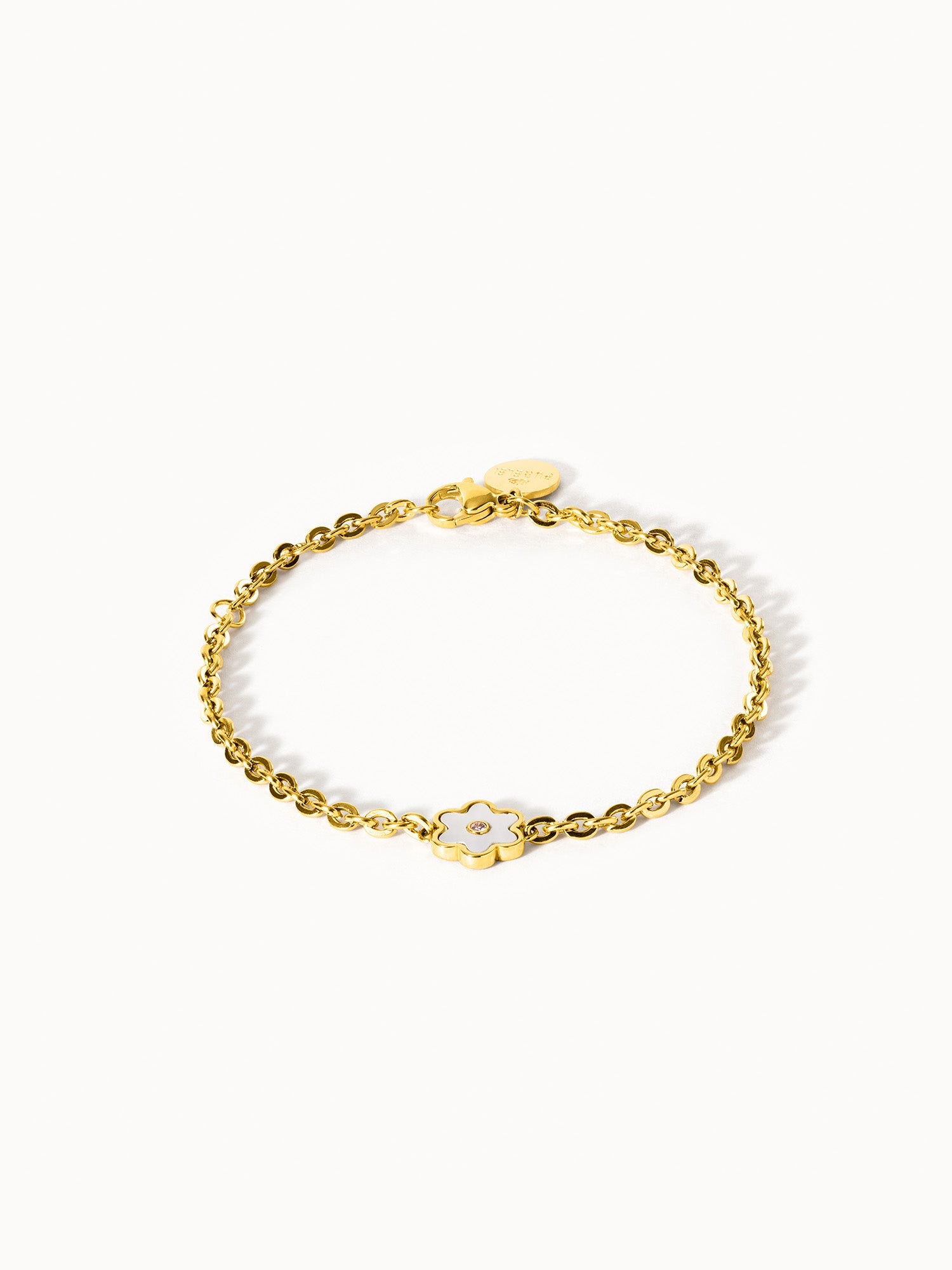 Goldenes Armband mit blütenförmigem Anhänger und funkelndem Detail von PURELEI.