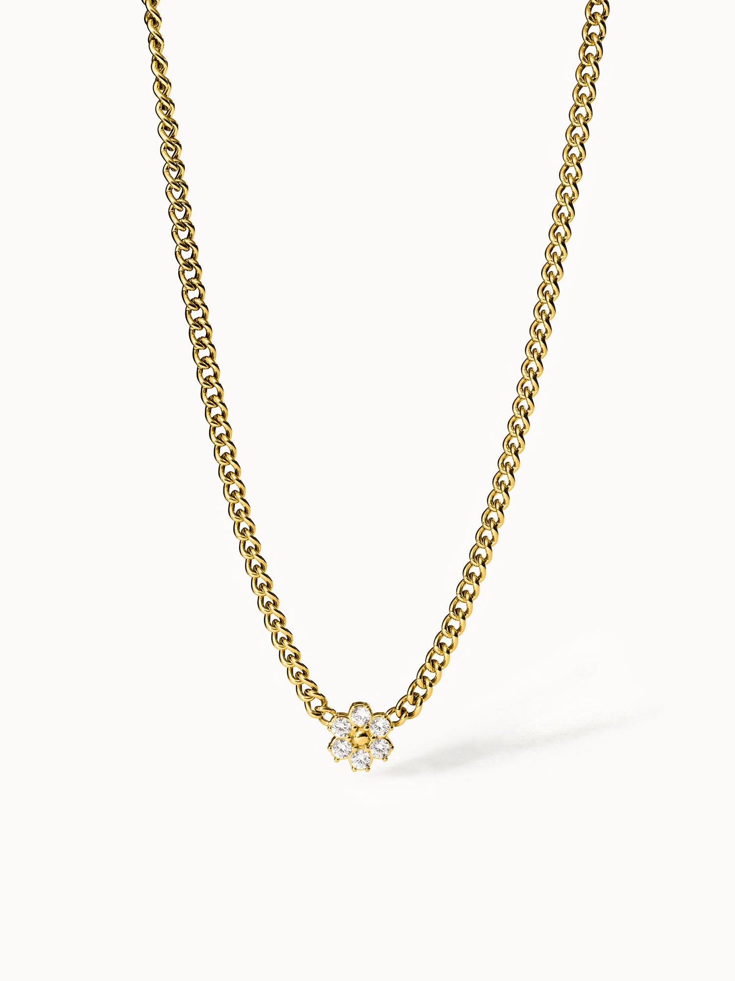 Goldene Kette mit blütenförmigem Anhänger und funkelnden Details von PURELEI.