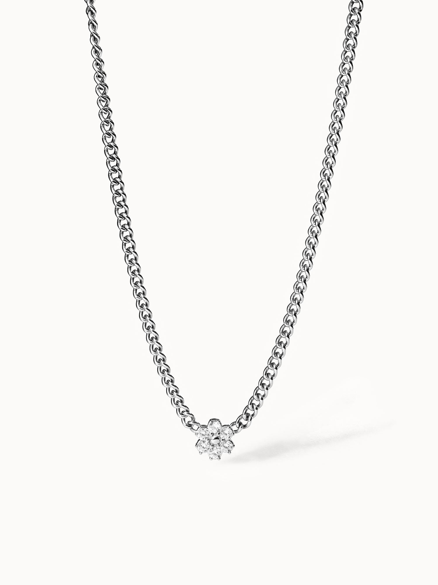 Silberne Kette mit funkelndem Anhänger, elegant und modern, von PURELEI.