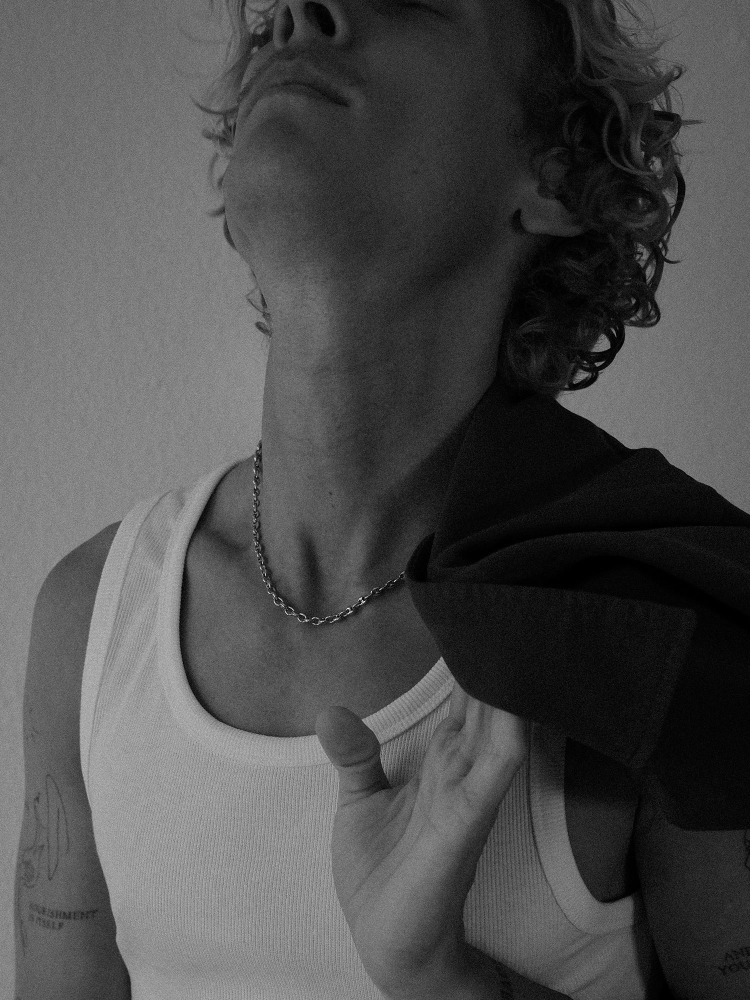 PURELEI Atlas Kette in silberfarbenem Edelstahl mit markantem Schiffsanker-Design am Hals getragen, clean & elegant.