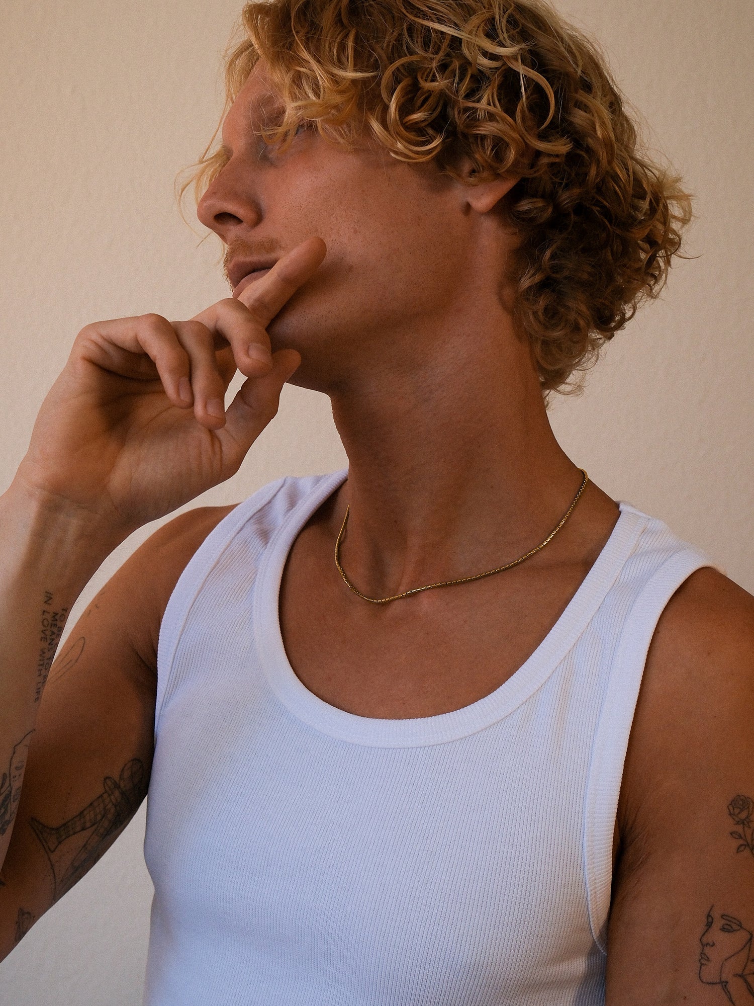 PURELEI Box Chain Kette aus 18K Gold-Edelstahl, minimalistisch getragen, strahlt elegante Natürlichkeit aus.