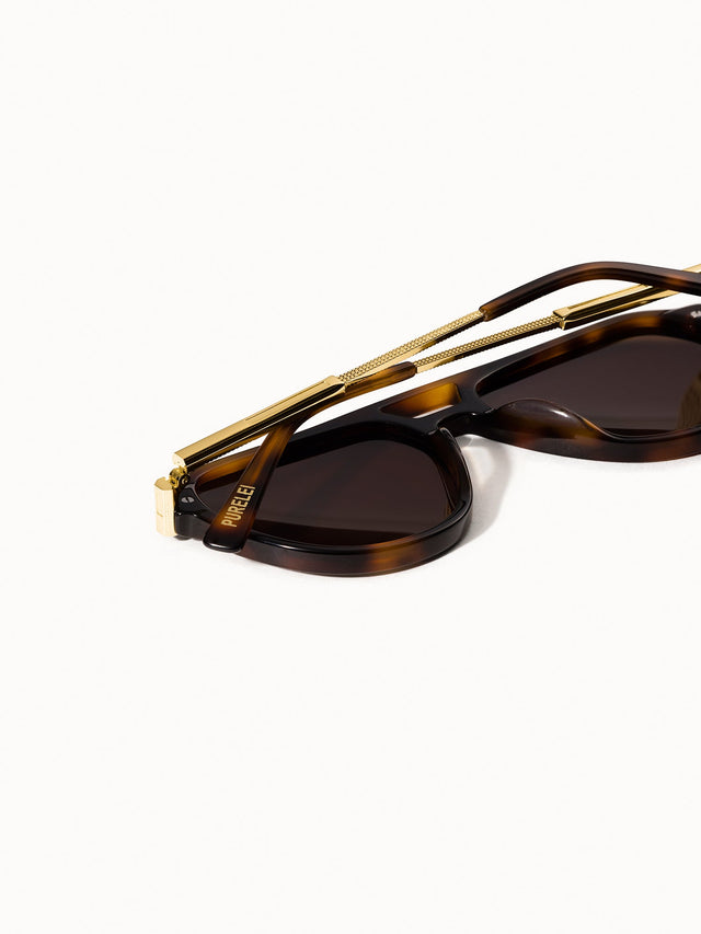Palm Beach Sonnenbrille von PURELEI mit braunem Schildpatt-Acetat und goldenen Bügeln, elegant und leicht.